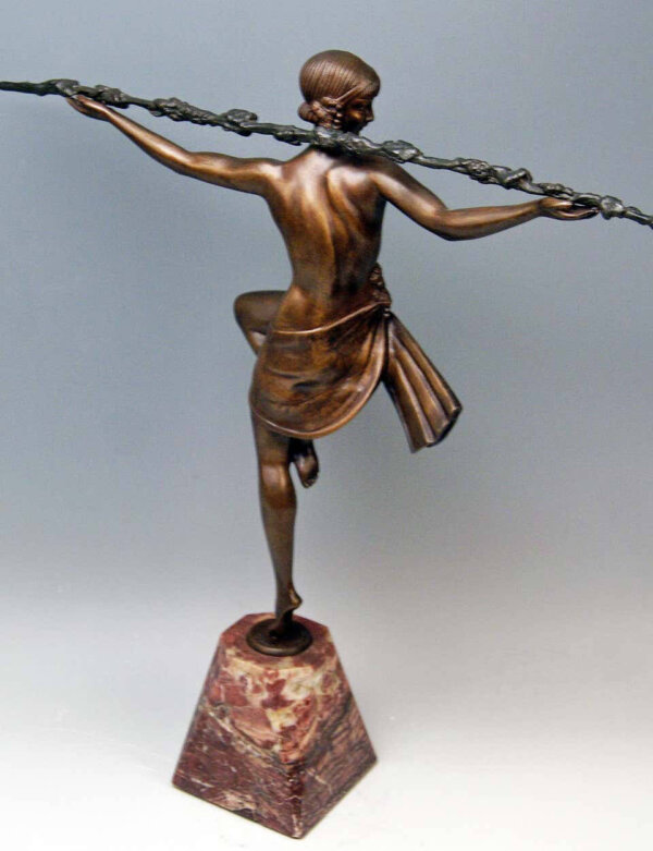 Französische Bronze, Tänzerin mit Bacchus- Stab