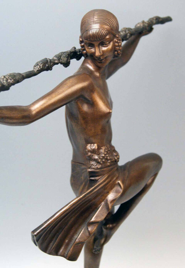 Französische Bronze, Tänzerin mit Bacchus- Stab