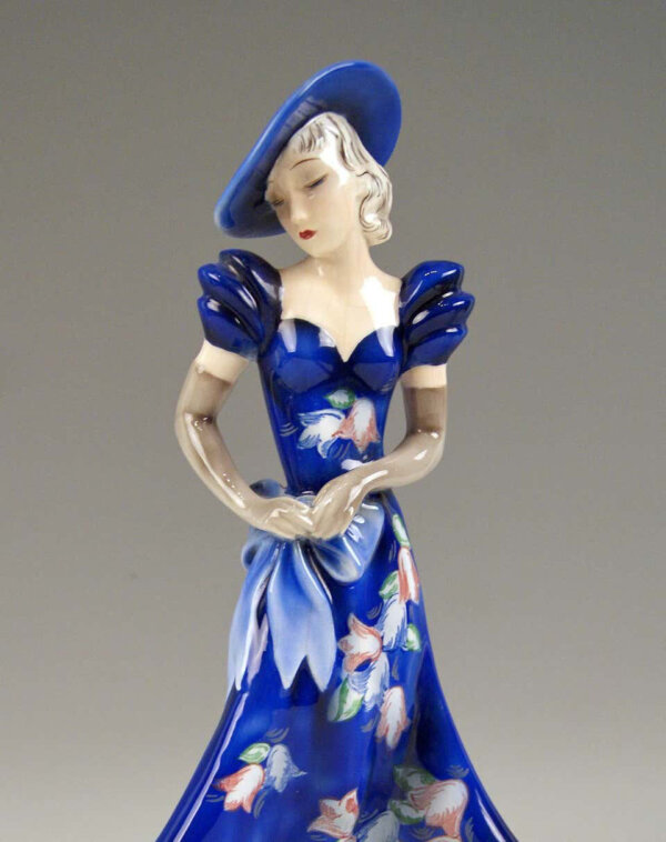 Goldscheider Keramik, Dame mit Hut und blauem Kleid