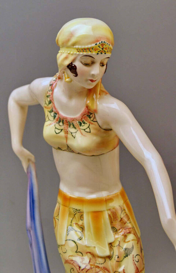Goldscheider Keramik, Frau in arabischer Gewandung