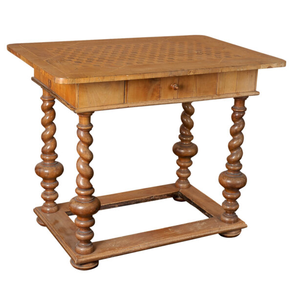 Barocker Tisch mit Schachbrettintarsien